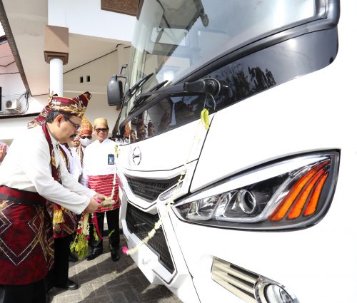 Pemotongan untaian melati sebagai simbolis diresmikannya penggunaan bus baru (Foto:Abdussalam)