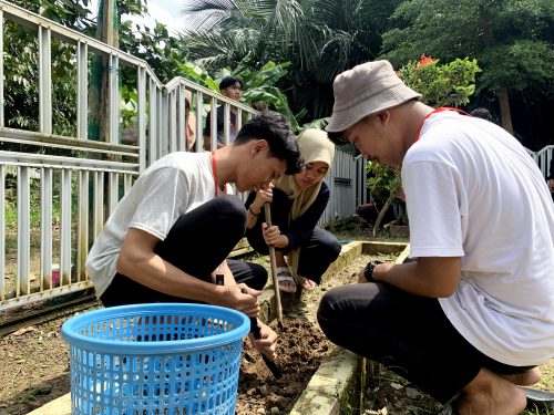 Penanaman pohon oleh para mahasiswa (Foto:HMJ MPI)