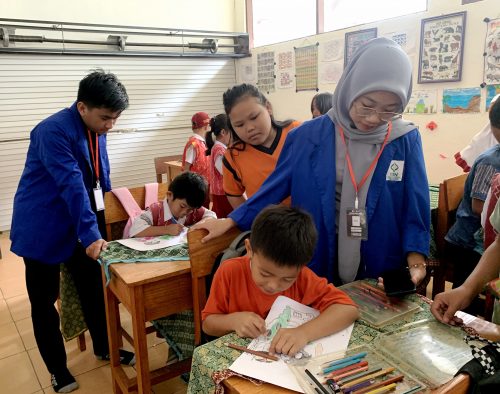 Pengabdian di sekolah dasar (Foto:HMJ MPI)