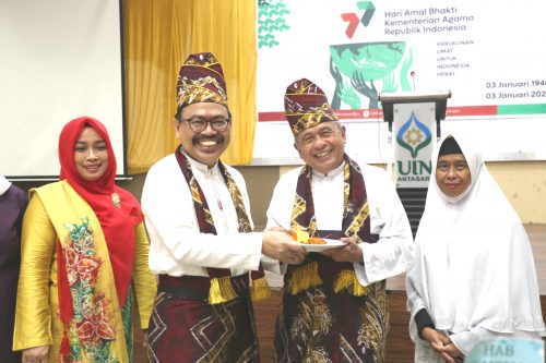 Penyerahan potongan pertama tumpeng kepada Ketua Senat UIN Antasari (Foto:Abdussalam)