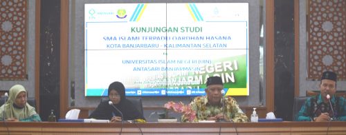 Perwakilan pimpinan UIN Antasari saat menjamu tamu dari SMA IT Qardhan Hasana Banjarbaru (Foto:Humas/Hadi Rustami)