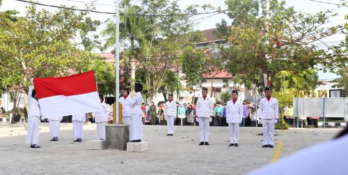 Proses pengibaran bendera oleh paskibra (Foto:Abdussalam)