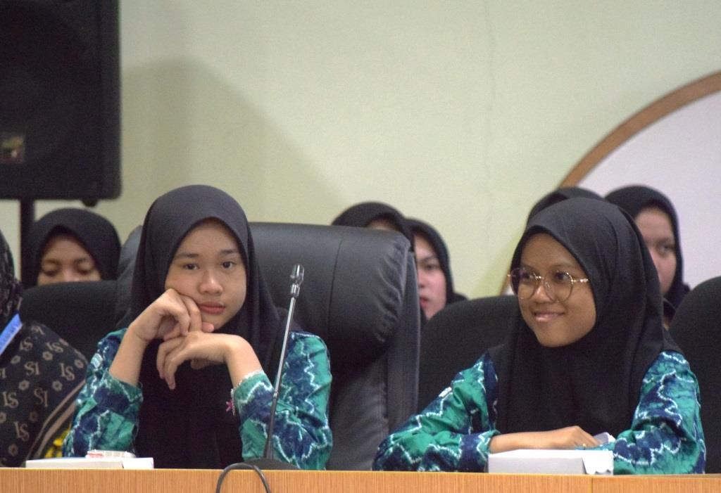 Ragam ekspresi siswi SMA IT Qardhan Hasana saat berkunjung ke UIN Antasari (Foto:Humas/Hadi Rustami)