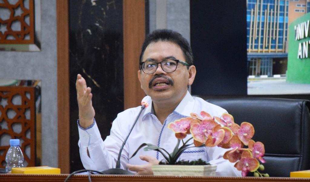 Rektor UIN Antasari Prof. Dr. H. Mujiburrahman, M.A. saat memberikan tanggapannya atas presentasi kunjungan ke berbagai daerah (Foto:Humas/Hadi Rustami)