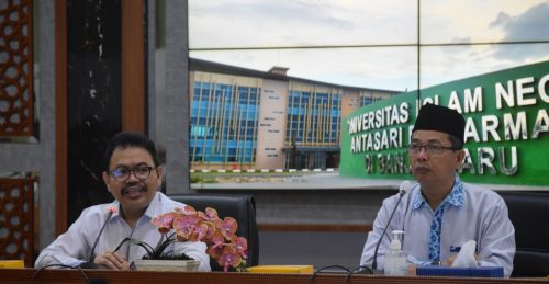 Rektor UIN Antasari Prof. Dr. H. Mujiburrahman, M.A. saat memimpin rapat presentasi hasil kunjungan ke berbagai daerah (Foto:Humas/Hadi Rustami)