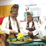 Rektor UIN Antasari Prof. Dr. H. Mujiburrahman, M.A. saat memotongkan tumpeng (Foto:Abdussalam)