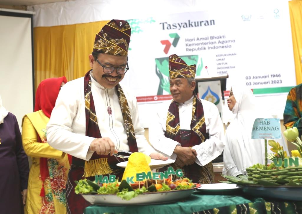 Rektor UIN Antasari Prof. Dr. H. Mujiburrahman, M.A. saat memotongkan tumpeng (Foto:Abdussalam)