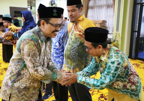 Rektor UIN Antasari saat mengucapkan selamat kepada para pejabat baru (Foto:Humas/Hadi Rustami)