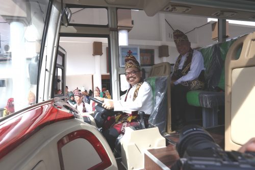 Rektor dan Ketua Senat UIN Antasari saat merasakan pertama kali duduk di Bus Baru(Foto:Abdussalam)