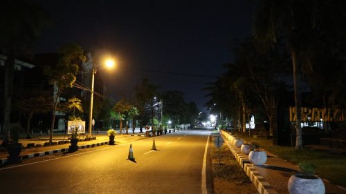 Suasana malam sepi jalan utama Kompleks UIN Antasari Banjarmasin (Foto:Humas/Achmad Magfur)