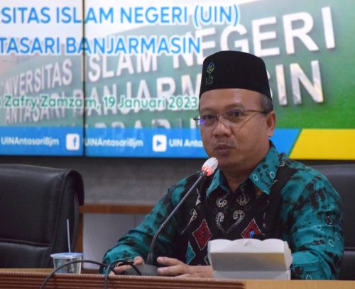 Subkoordinator Humas UIN Antasari Ali Akbar, S.Ag., M.Pd.I. saat memandu jalannya dialog (Foto:Humas/Hadi Rustami)