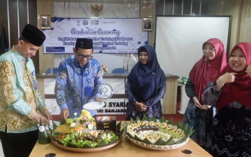 Syukuran upacara kelulusan peserta ELTT 2022 oleh pimpinan Fakultas Tarbiyah dan Keguruan UIN Antasari (Foto:Prodi TBI)