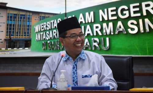 Wakil Rektor UIN Antasari Bidang AUPK Dr. H. Akhmad Sagir, M.Ag. saat memandu jalannya rapat (Foto:Humas/Hadi Rustami)