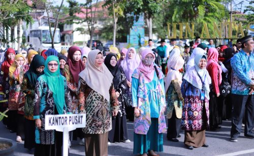 Warna-warni busana sasirangan daerah saat upacara (Foto:Humas/Yulida Rifani)