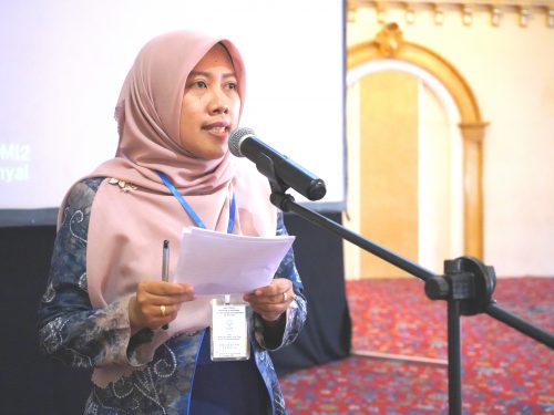 Afifah Linda Sari, M.Pd. (Ketua Prodi Tadris Bahasa Inggris UIN Antasari) saat memandu acara (Foto:Humas/Achmad Magfur)