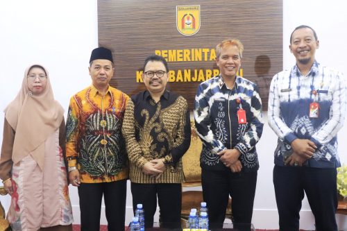 Dari kiri ke kanan: Nani Hizriani, S.Pd., M.A. (Korpus Kerja Sama & HI), Dr. H. Akhmad Sagir, M.Ag. (WR Bidang AUPK), Prof. Dr. H. Mujiburrahman, M.A. (Rektor UIN Antasari), Drs. H. Said Abdullah, M.Si. (Sekda Kota Banjarbaru), Dedy Sutoyo, S.S.T.P., M.M. (Kepala Dinas Pendidikan Banjarbaru) (Foto:Humas Pemkot Banjarbaru)