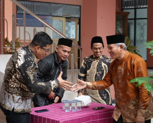 Dekan Fakultas Dakwah dan Ilmu Komunikasi UIN Antasari Dr. H. Muhammad Abduh Amrie, M.A. (kanan) saat menghadiri tasyakuran (Foto:Humas/Achmad Magfur)