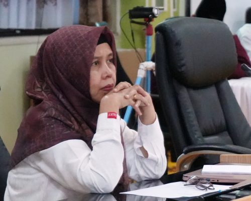 Dekan Fakultas Syariah UIN Antasari Dr. Hj. Amelia Rahmaniah, M.H. saat mengikuti acara (Foto:Humas/Hadi Rustami)