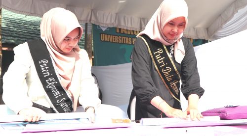 Dua mahasiswi saat membantu stan Fakultas Ekonomi dan Bisnis Islam (Foto:Humas/Achmad Magfur)