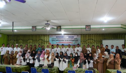 Foto bersama pimpinan UIN Antasari dengan para peserta sosialisasi penerimaan mahasiswa baru 2023 (Foto:Mikwa/Rakhmad Rizkiansyah)