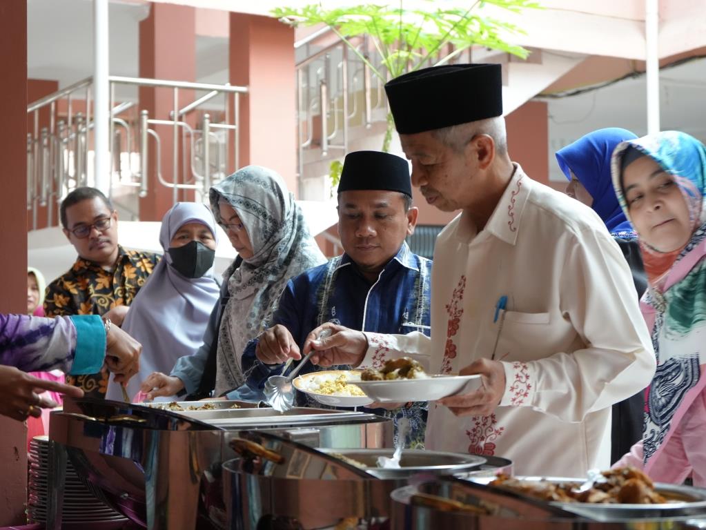 Guru Besar, para dosen, dan karyawan Pascasarjana UIN Antasari hadiri Tasyakuran Akreditasi Unggul S-2 PBA (Foto:Humas/Achmad Magfur)