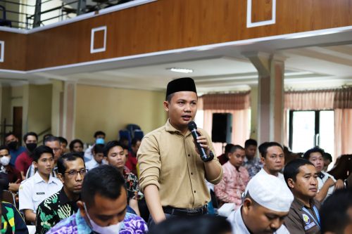 Hafiz Anshori, S.Pd.I., Operator MA Miftahul Khairiyah Banjarbaru saat berdialog dengan pimpinan UIN Antasari (Foto:Humas/Hadi Rustami)