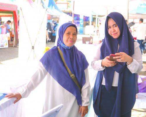 Hj. Fatimah, S.Sos., M.Pd.I. dan Nurrizky Novita Wardhani, S.Kom., M.I.Kom., Tim Sosialisasi Penerimaan Mahasiswa Baru 2023 UIN Antasari (Foto:Humas/Yulida Rifani)