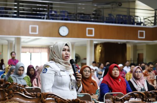 Hj. Noor Baytie, S.H., M.Pd., Kepala SMA Negeri 13 Banjarmasin saat berdialog dengan pimpinan UIN Antasari (Foto:Humas/Hadi Rustami)