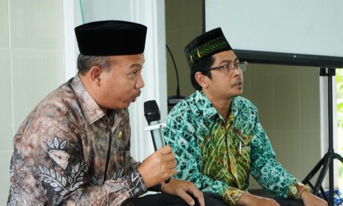 Humas UIN Antasari Ali Akbar, S.Ag., M.Pd.I. saat berdialog dengan para peserta sosialisasi (Foto:Mikwa/Rakhmad Rizkiansyah)