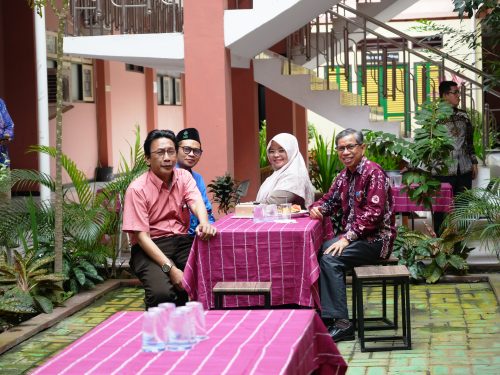 Jajaran dosen Fakultas Tarbiyah dan Keguruan bersama dekan (Foto:Humas/Achmad Magfur)