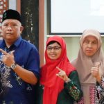 Kabag TU FTK Rahimah, S.Ag. (tengah) usai dilantik (Foto:Humas/Hadi Rustami)