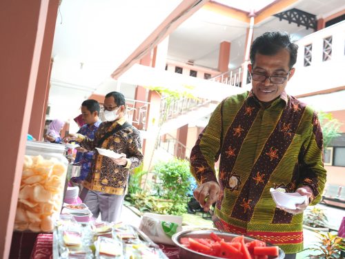 Karo Administrasi Akademik, Kemahasiswaan, dan Kerja Sama Drs. H. Rijalul Faqih, M.Si. hadir di tasyakuran (Foto:Humas/Achmad Magfur)