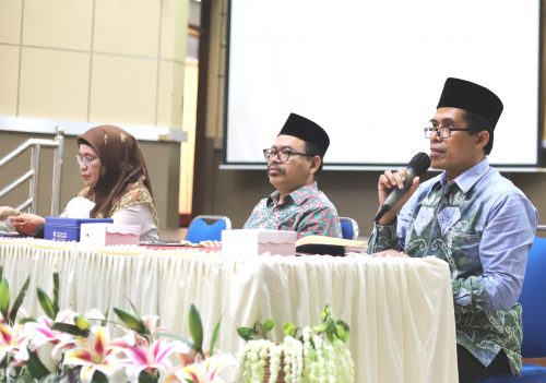 Karo Administrasi Akademik, Kemahasiswaan, dan Kerja Sama UIN Antasari Drs. H. Rijalul Faqih, M.Si. saat memandu jalannya dialog (Foto:Humas/Hadi Rustami)