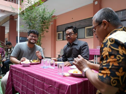 Karyawan, mahasiswa (H. Khairul Anam, S.H., M.Kes.), dan dosen Pascasarjana UIN Antasari membaur di tasyakuran (Foto:Humas/Achmad Magfur)
