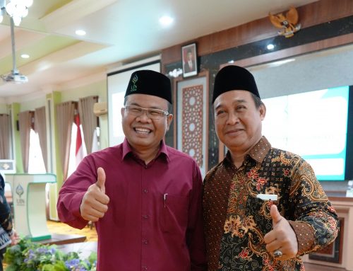 Kepala UPKK Dr. Taufik Hidayat, M.Kes., Psikolog (kiri) berfoto bersama dengan Koordinator Pusat Humas dan Keterbukaan Informasi Drs. Ahmad Rijali, M.Pd. (kanan) yang baru dilantik (Foto:Humas/Hadi Rustami)