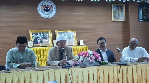 Ketua Majelis Agama Islam Provinsi Krabi (Thailand) saat menyambut para tamu (Foto:Sekretariat AIUA)