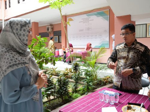 Ketua Prodi S-2 PBA Dr. H. Faisal Mubarak Seff, Lc. M.A. saat berbincang dengan dosen (Foto:Humas/Achmad Magfur)