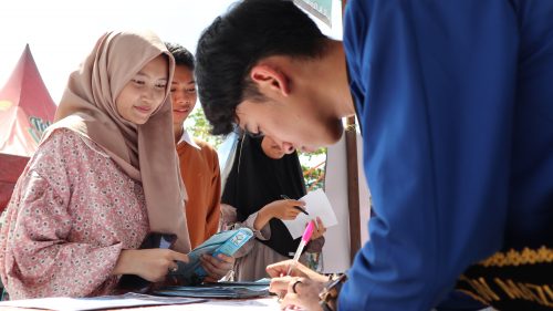 Mahasiswa saat membantu pendataan minat masuk UIN Antasari (Foto:Humas/Achmad Magfur)