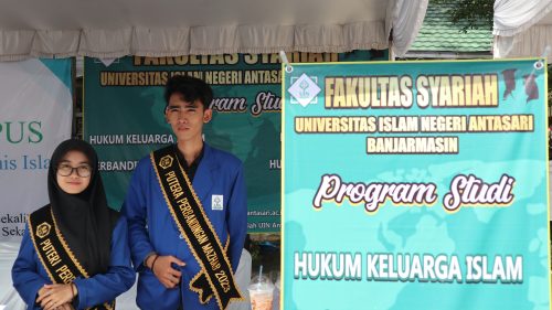 Mahasiswi dan Mahasiswa Fakultas Syariah yang membantu sosialisasi (Foto:Humas/Achmad Magfur)