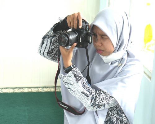 Mardhiatinnisa, S.Sos. sedang beraksi mengabadikan acara (Foto:Mikwa/Rakhmad Rizkiansyah)