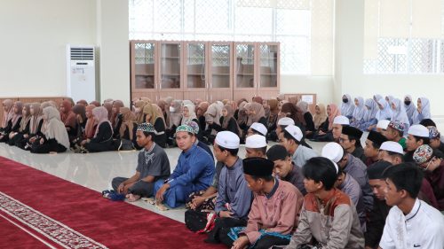 Masjid Kampus 2 UIN Antasari saat dipadati para peserta pemondokan tahap 2 2023 (Foto:Humas/Achmad Magfur)