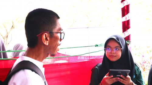 Muhammad Wahyuzi, S.Ag., M.Pd. pegawai Fakultas Dakwah dan Ilmu Komunikasi UIN Antasari saat bertugas di Education Fair 2023 MAN IC Tala (Foto:Humas/Achmad Maghfur)