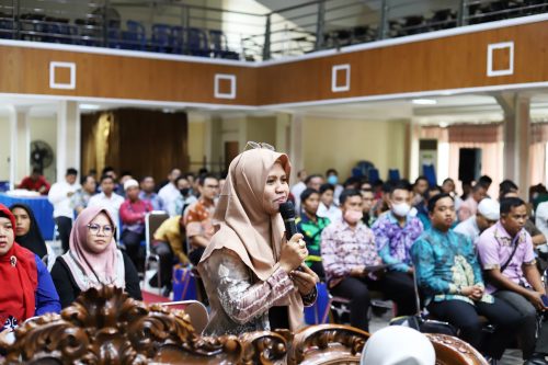 Muzdalifah, S.Th.I., Kepala MA Al-Hamid Banjarmasin saat menyampaikan testimoninya sebagai alumnus UIN Antasari (Foto:Humas/Hadi Rustami)