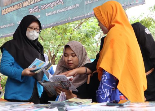 Nazwa Nasyela, Siswi MAN IC Tala saat mengunjungi stan UIN Antasari (Foto:Humas/Achmad Maghfur)