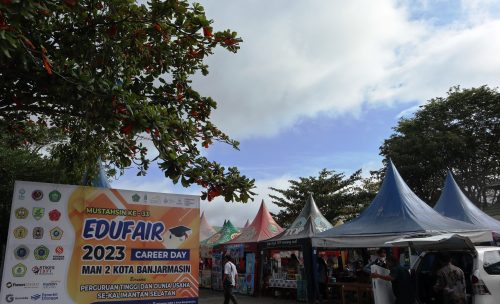 Pameran penerimaan mahasiswa baru di Halaman MAN 2 Banjarmasin (Foto:Humas/Achmad Magfur)