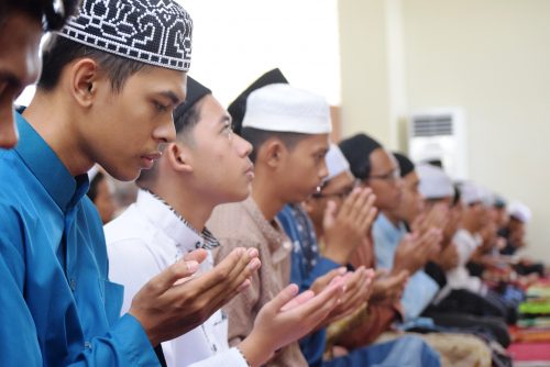 Para mahasantri berdoa bersama usai Salat Asar berjamaah (Foto:Humas/Achmad Magfur)