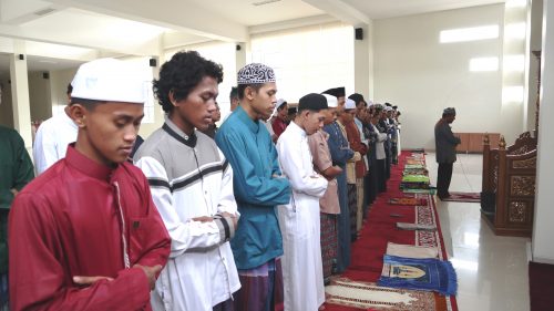 Para mahasantri saat Salat Asar berjamaah diimami Kepala Ma'had Al-Jamiah (Foto:Humas/Achmad Magfur)