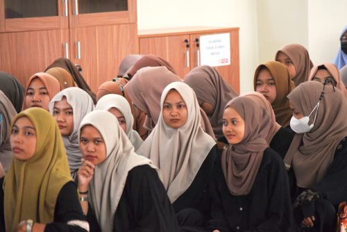 Para mahasantriwati saat mendengarkan arahan-arahan penting dari Rektor (Foto:Humas/Achmad Magfur)