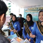 Para mahasiswi bersemangat ajak para Siswa MAN IC Tala bergabung ke UIN Antasari (Foto:Humas/Achmad Maghfur)