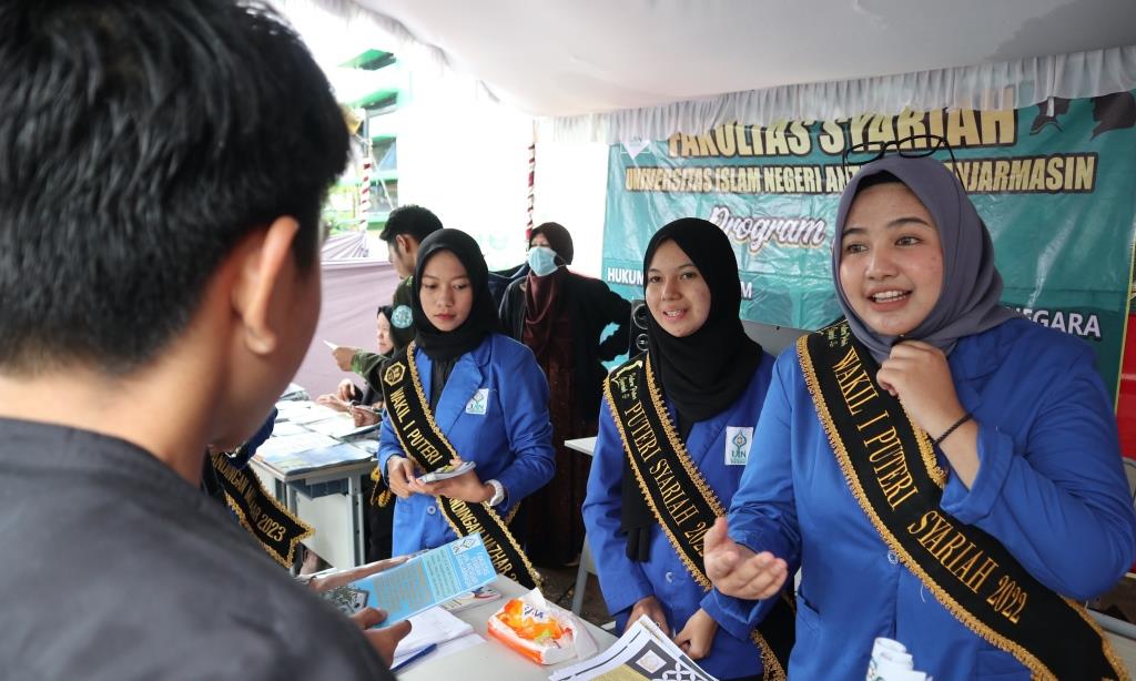 Para mahasiswi bersemangat ajak para Siswa MAN IC Tala bergabung ke UIN Antasari (Foto:Humas/Achmad Maghfur)